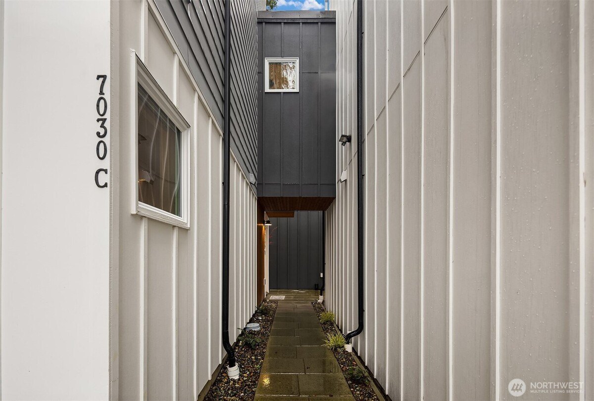 2 bed, 2 bath in Seattle - Photo 2