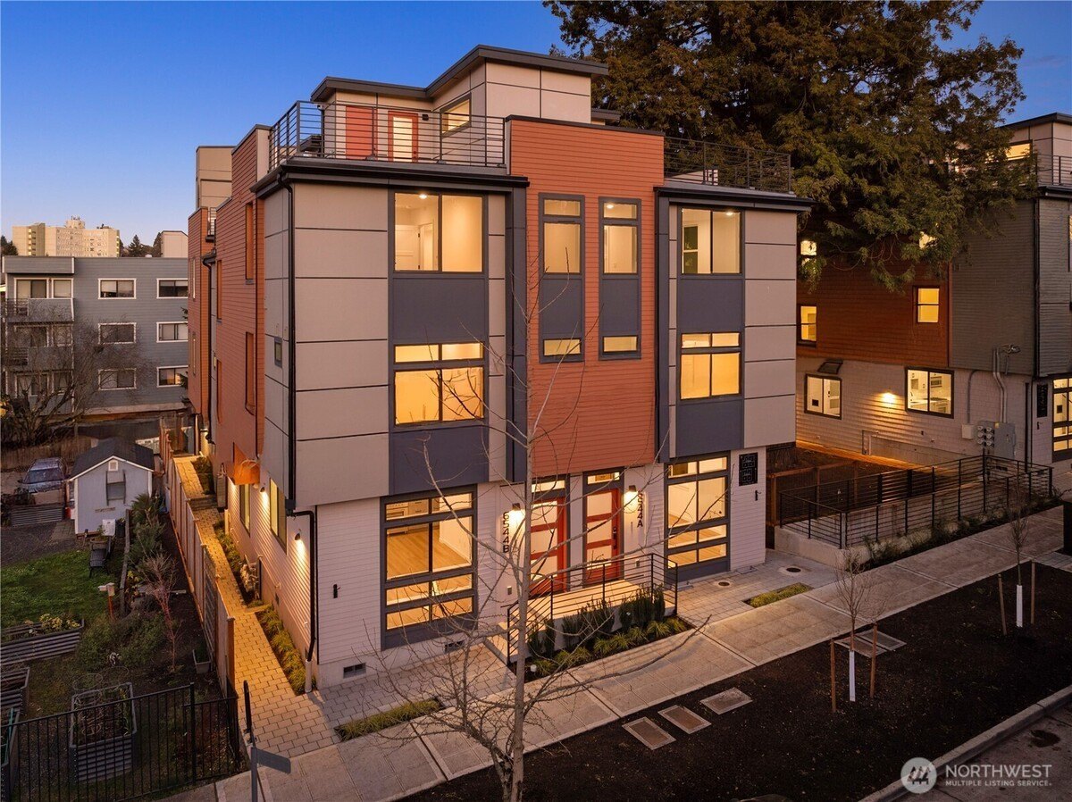 2 bed, 2 bath in Seattle - Photo 2