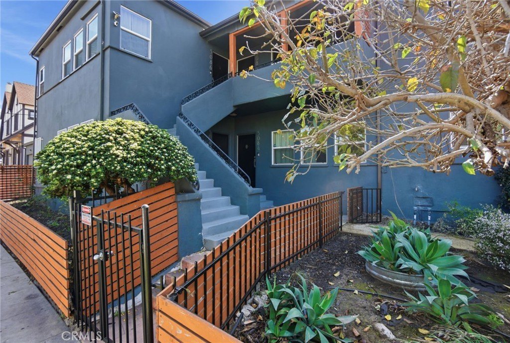 1 bed, 1 bath in Los Angeles - Photo 2