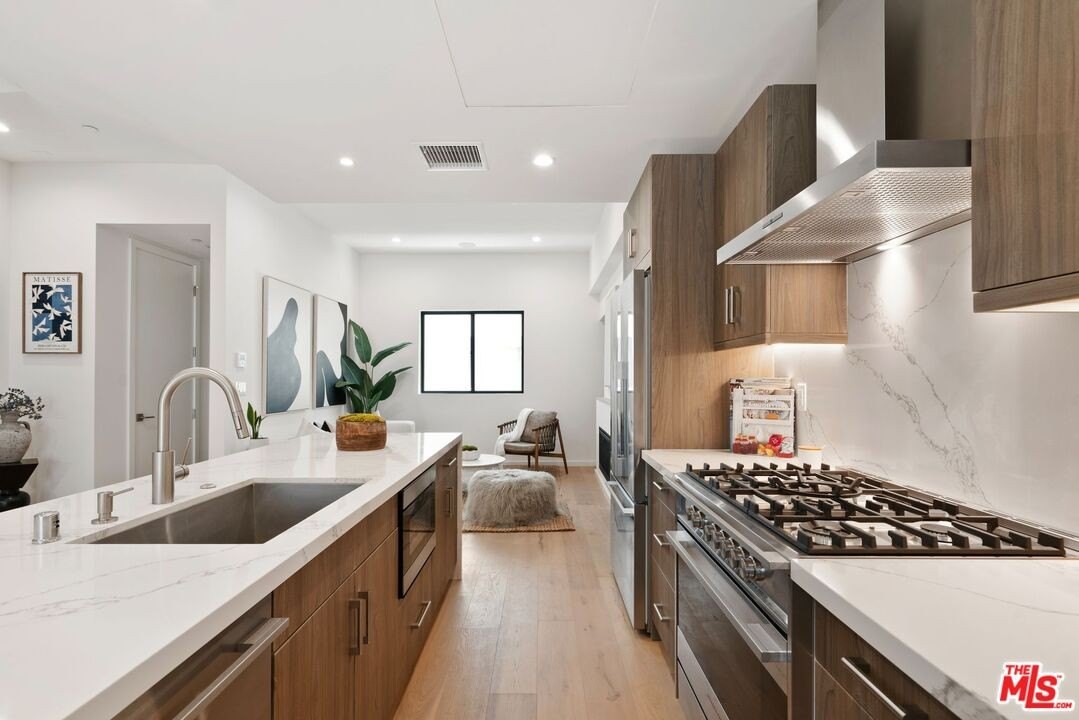 4 bed, 4 bath in Los Angeles - Photo 2