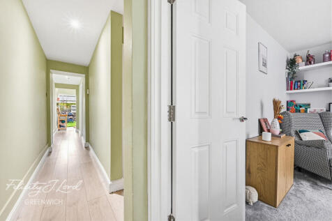 1 bed, 1 bath Apartment in London - Photo 8