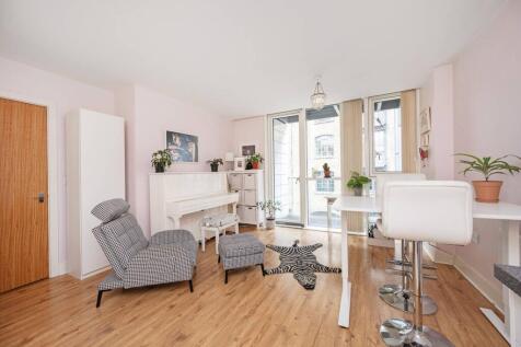 1 bed, 1 bath Flat in London - Photo 2