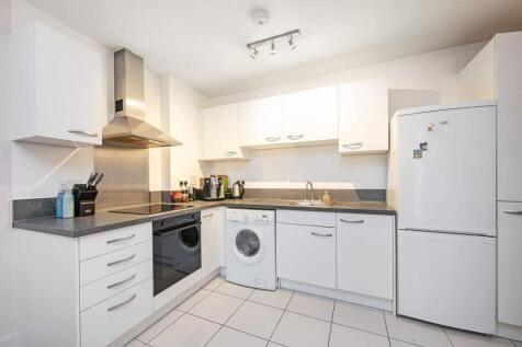 1 bed, 1 bath Flat in London - Photo 3