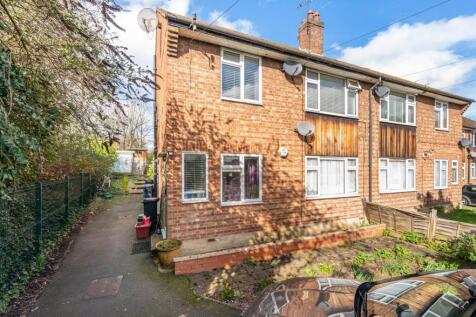 2 bed, 1 bath Maisonette in London - Photo 2