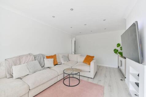 2 bed, 1 bath Maisonette in London - Photo 3