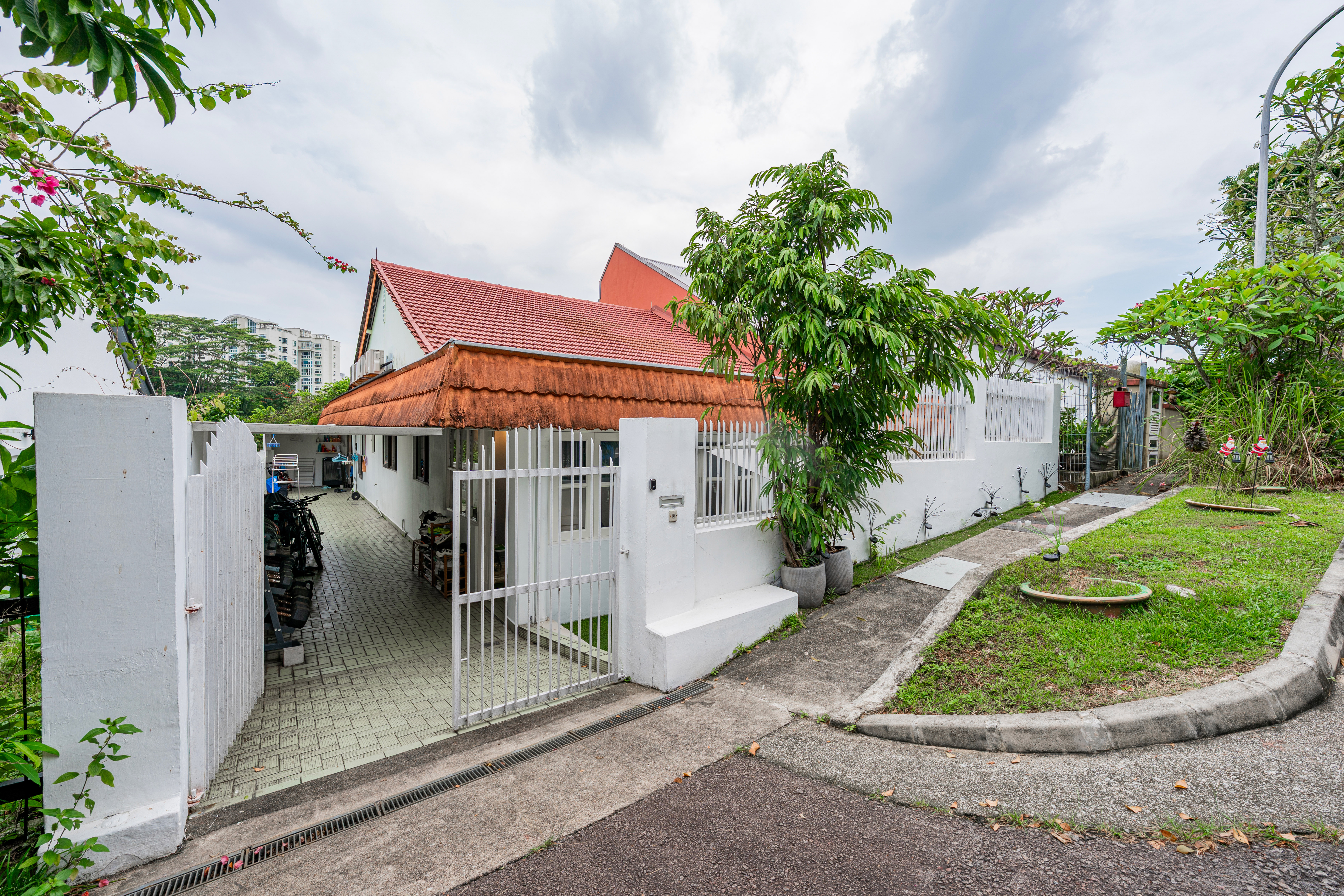 Rare Single-Storey Semi-D Near Hillview MRT - Photo 2