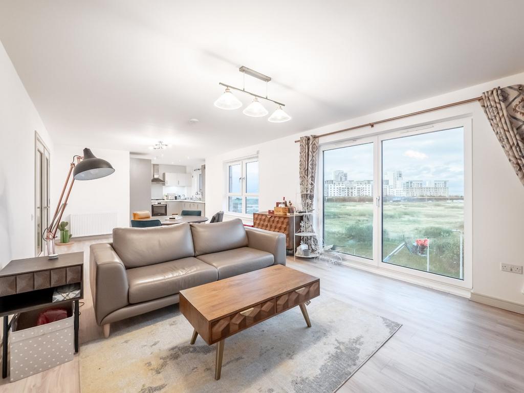 2 bedroom flat for sale - Photo 18