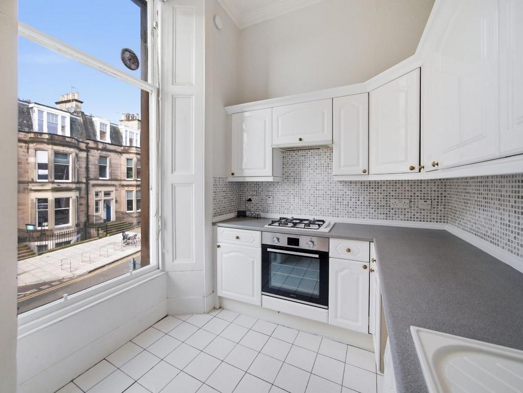 2 bedroom flat for sale - Photo 4