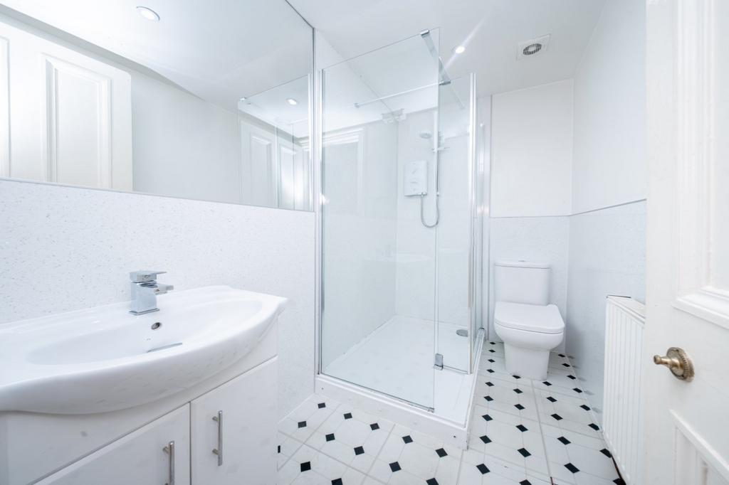 2 bedroom flat for sale - Photo 8