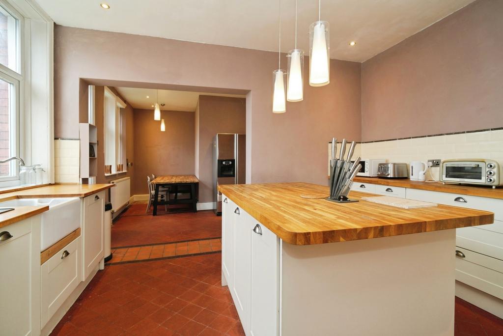 5 bedroom end of terrace house for sale - Photo 2