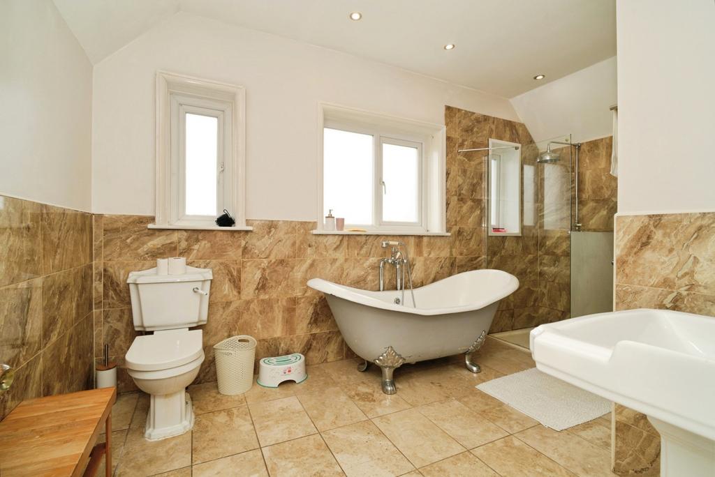 5 bedroom end of terrace house for sale - Photo 7