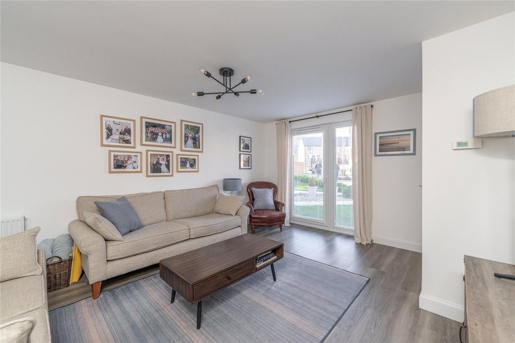 3 bedroom end of terrace house for sale - Photo 2