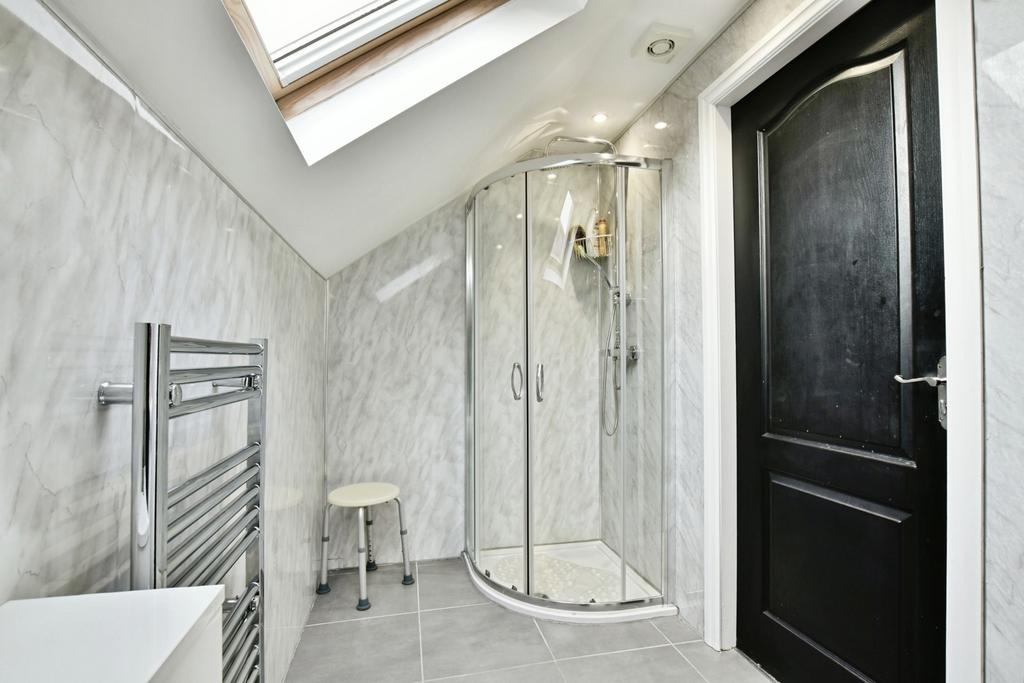 4 bedroom semi-detached house for sale - Photo 16