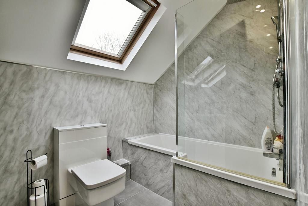 4 bedroom semi-detached house for sale - Photo 18