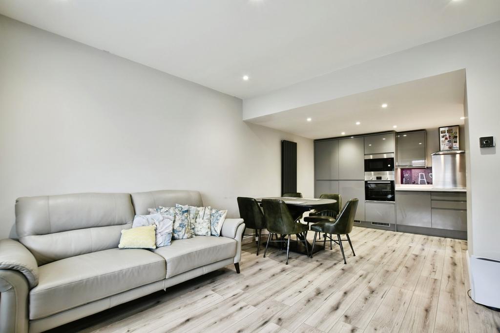 4 bedroom semi-detached house for sale - Photo 4