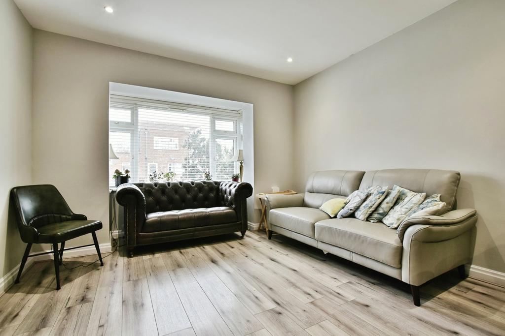 4 bedroom semi-detached house for sale - Photo 5
