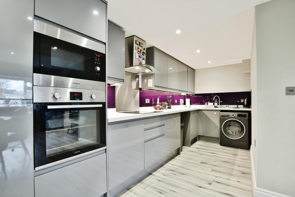 4 bedroom semi-detached house for sale - Photo 7