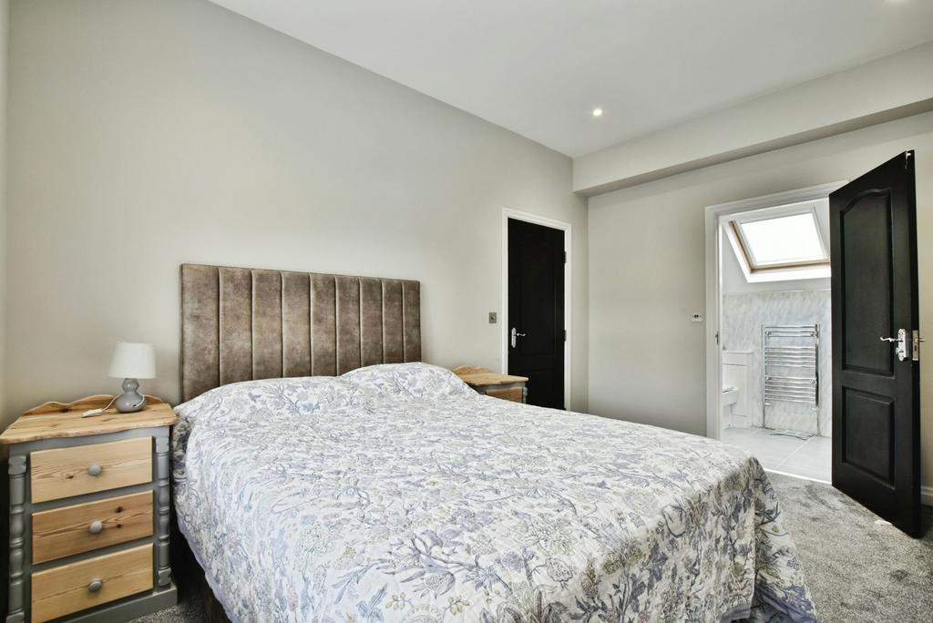 4 bedroom semi-detached house for sale - Photo 8