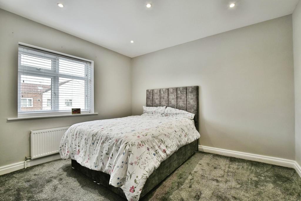 4 bedroom semi-detached house for sale - Photo 9