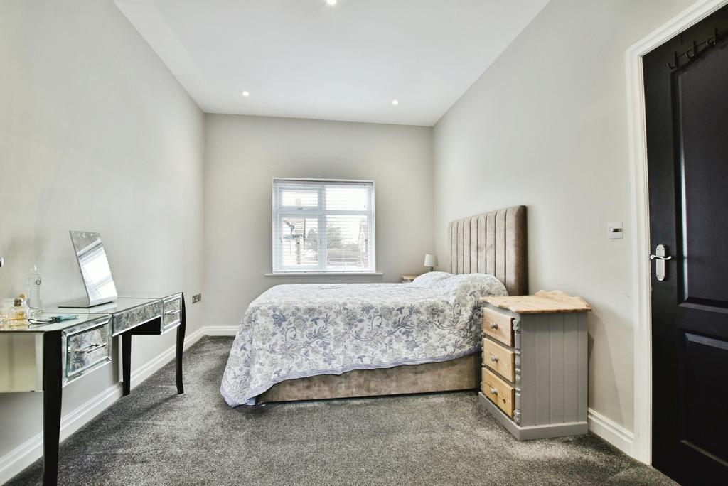 4 bedroom semi-detached house for sale - Photo 10