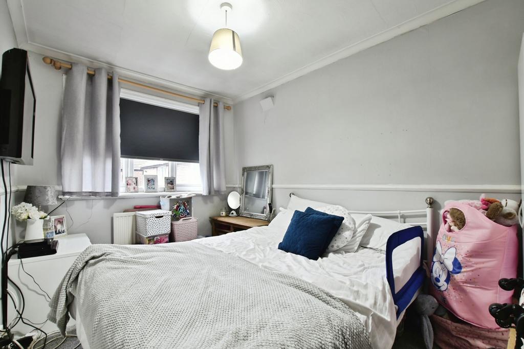 4 bedroom semi-detached house for sale - Photo 11