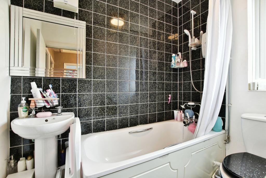 4 bedroom semi-detached house for sale - Photo 15