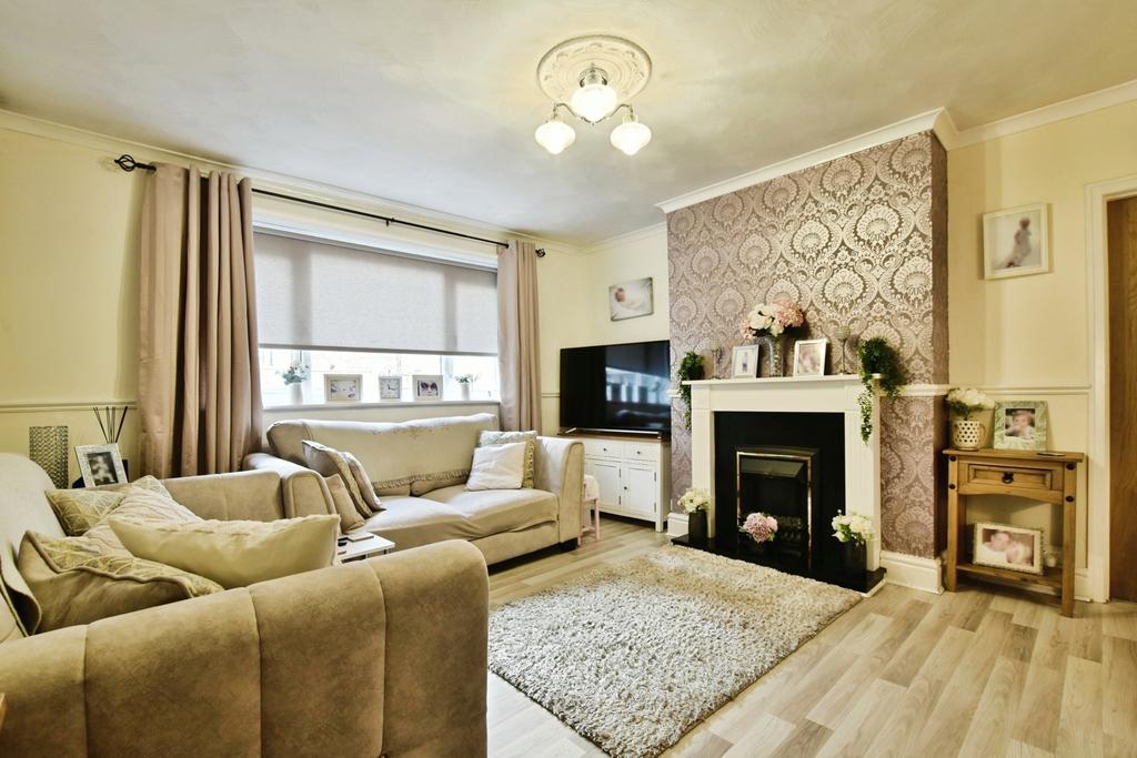 4 bedroom semi-detached house for sale - Photo 4