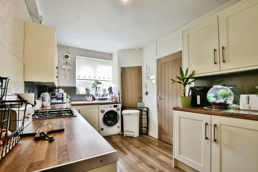 4 bedroom semi-detached house for sale - Photo 5