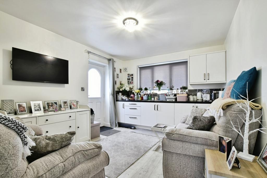 4 bedroom semi-detached house for sale - Photo 7