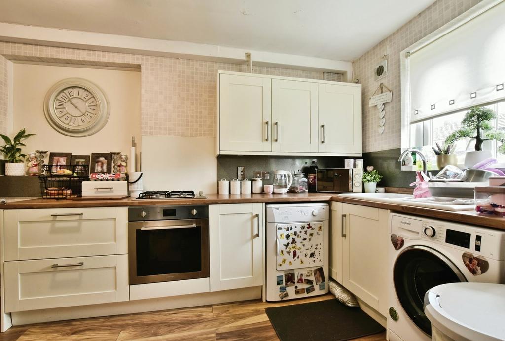 4 bedroom semi-detached house for sale - Photo 8