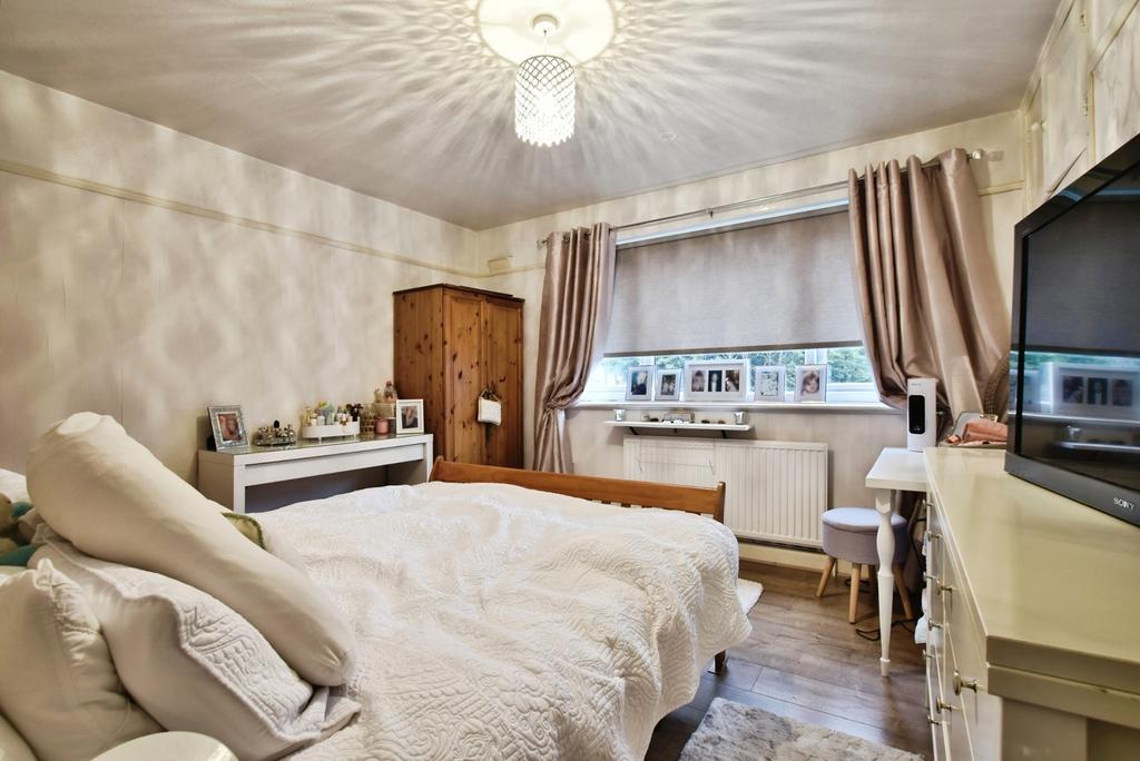 4 bedroom semi-detached house for sale - Photo 9