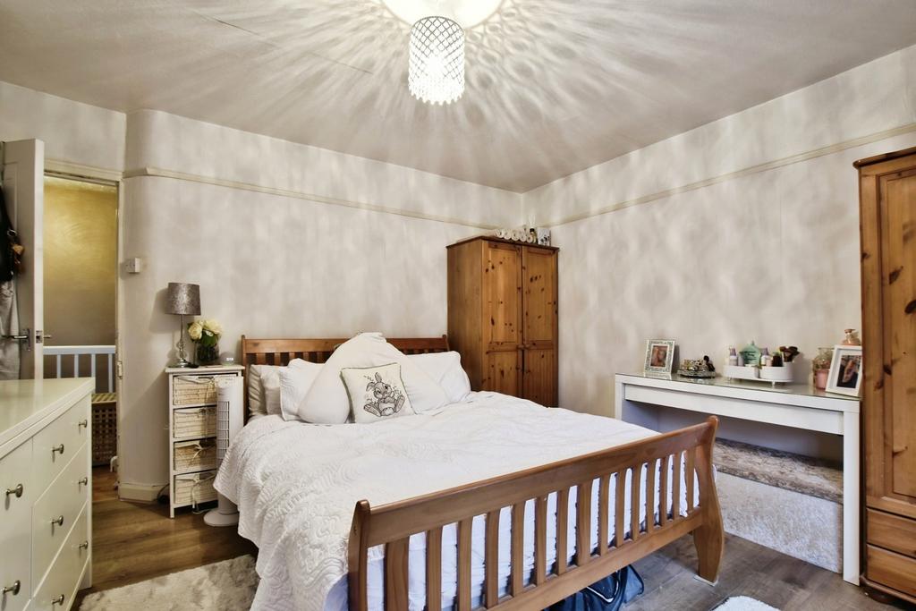 4 bedroom semi-detached house for sale - Photo 10